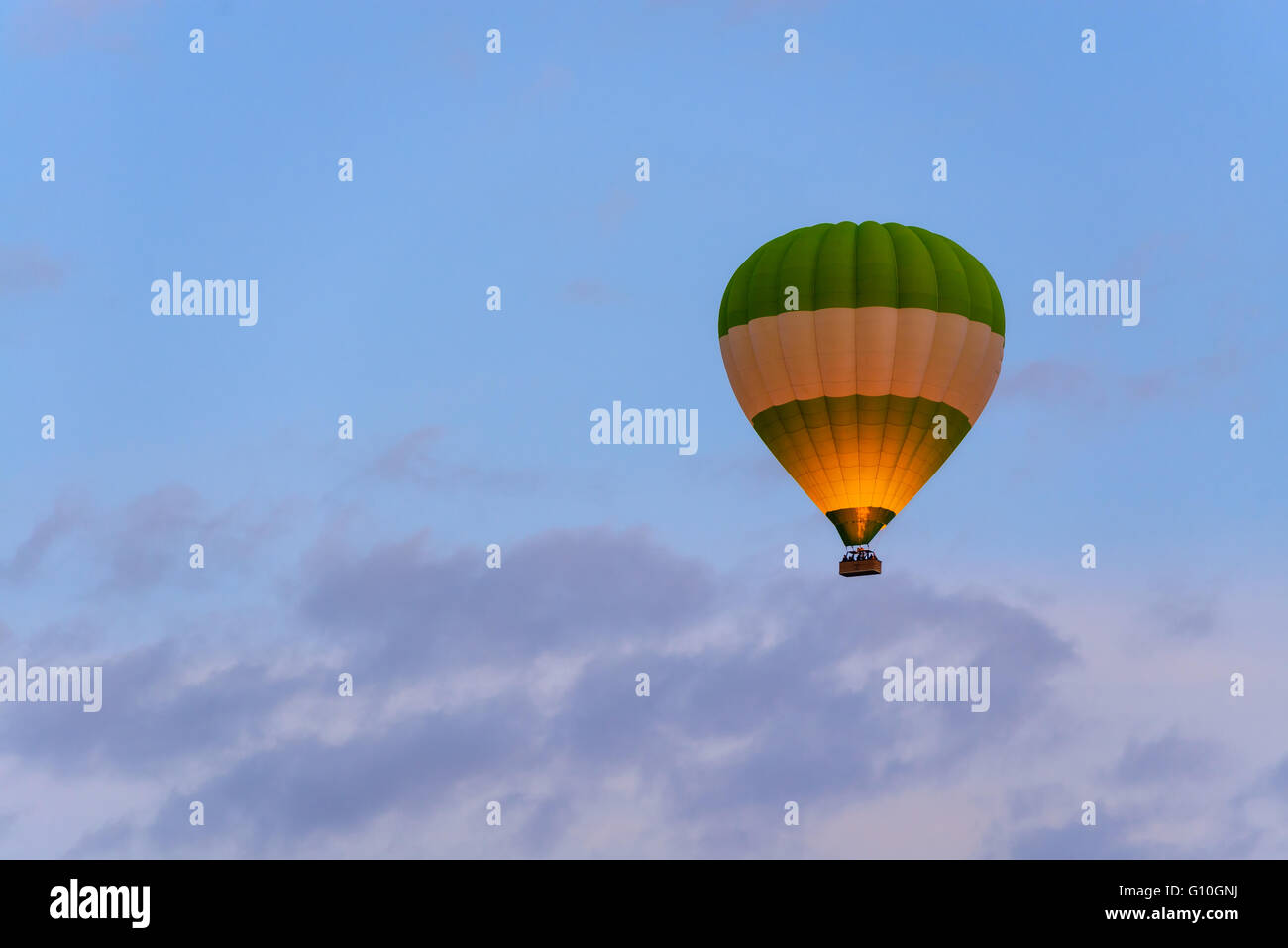 Ballon-Silhouette in den Sonnenaufgang Himmel. Kappadokien, Türkei Stockfoto