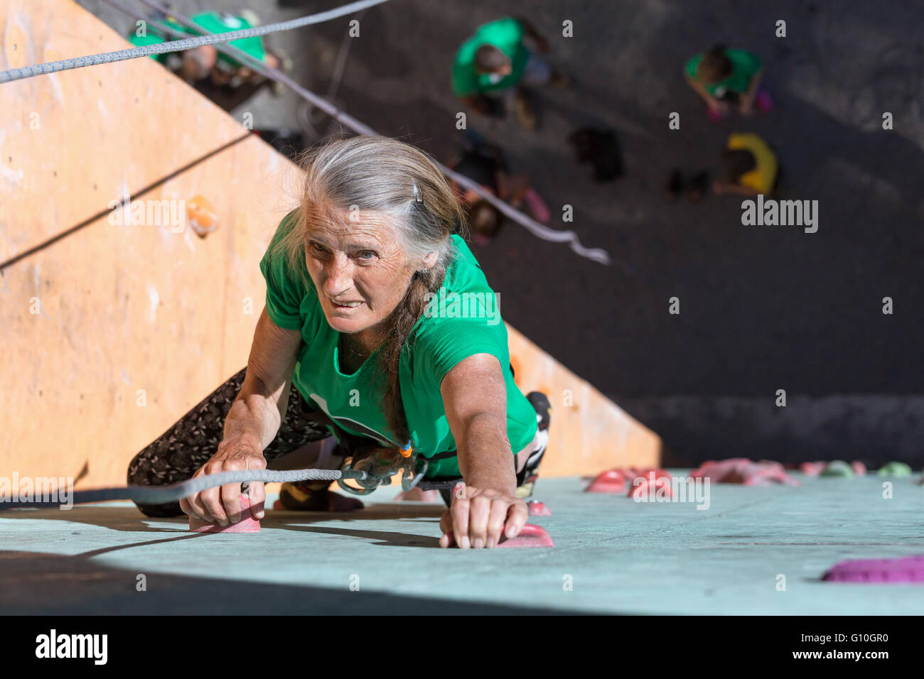 Gealterte Dame dabei Extreme Sport Stockfoto