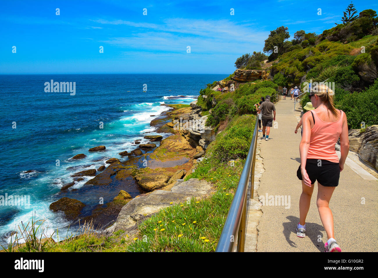 Menschen zu Fuß entlang der Küste Gehweg am Bondi Beach, Sydney, New South Wales, Australien Stockfoto