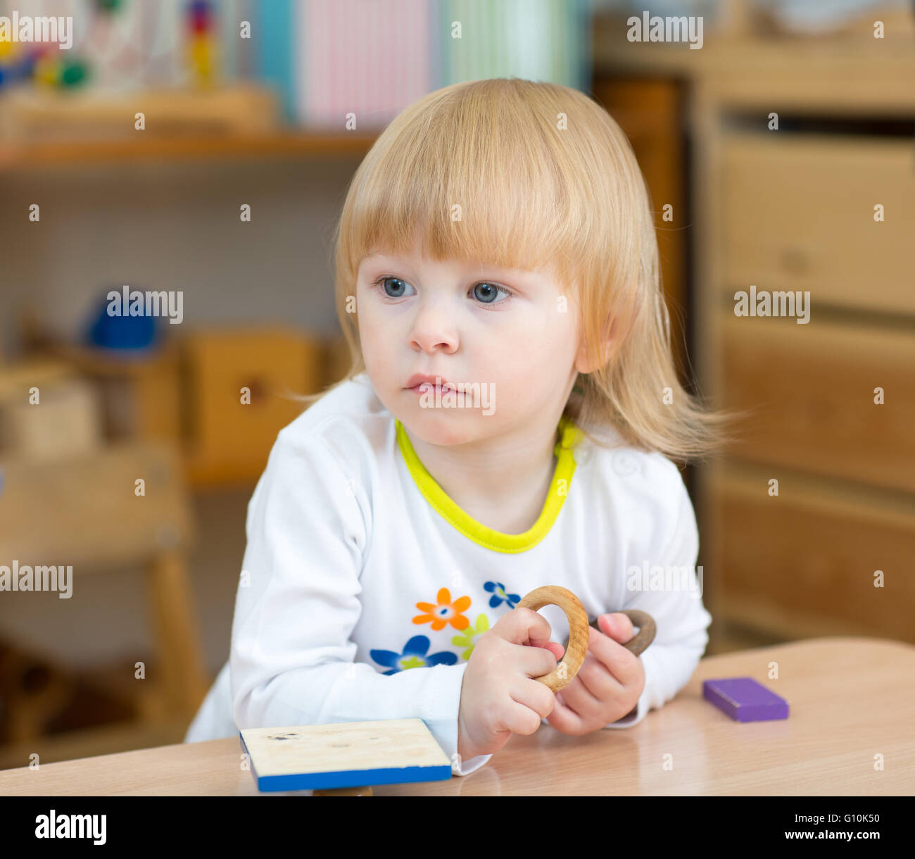 Nachdenklich Kind im kindergarten Stockfoto