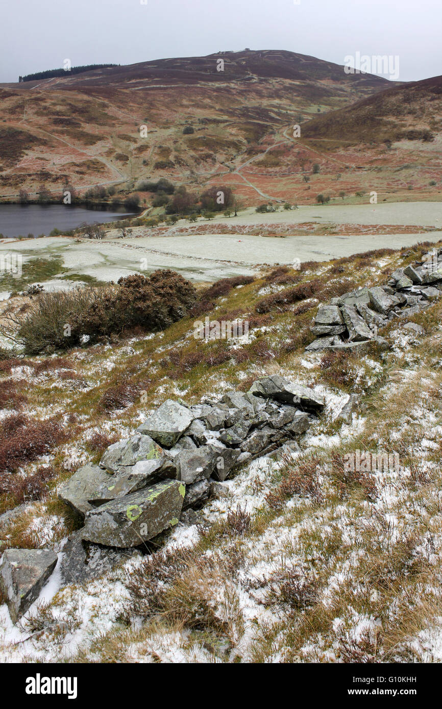 Ein Hagelsturm April gibt die Clwydian Hügel mit Moel Famau im Abstand A winterlichen aussehen Stockfoto