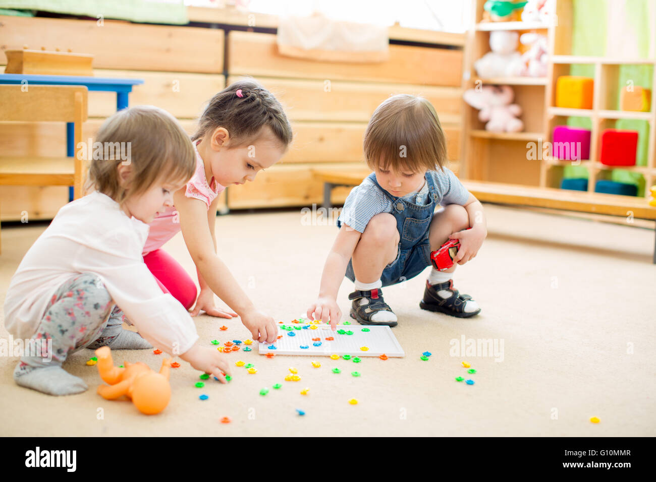Kinder Spiel Mosaik im Kindergartenraum Stockfoto