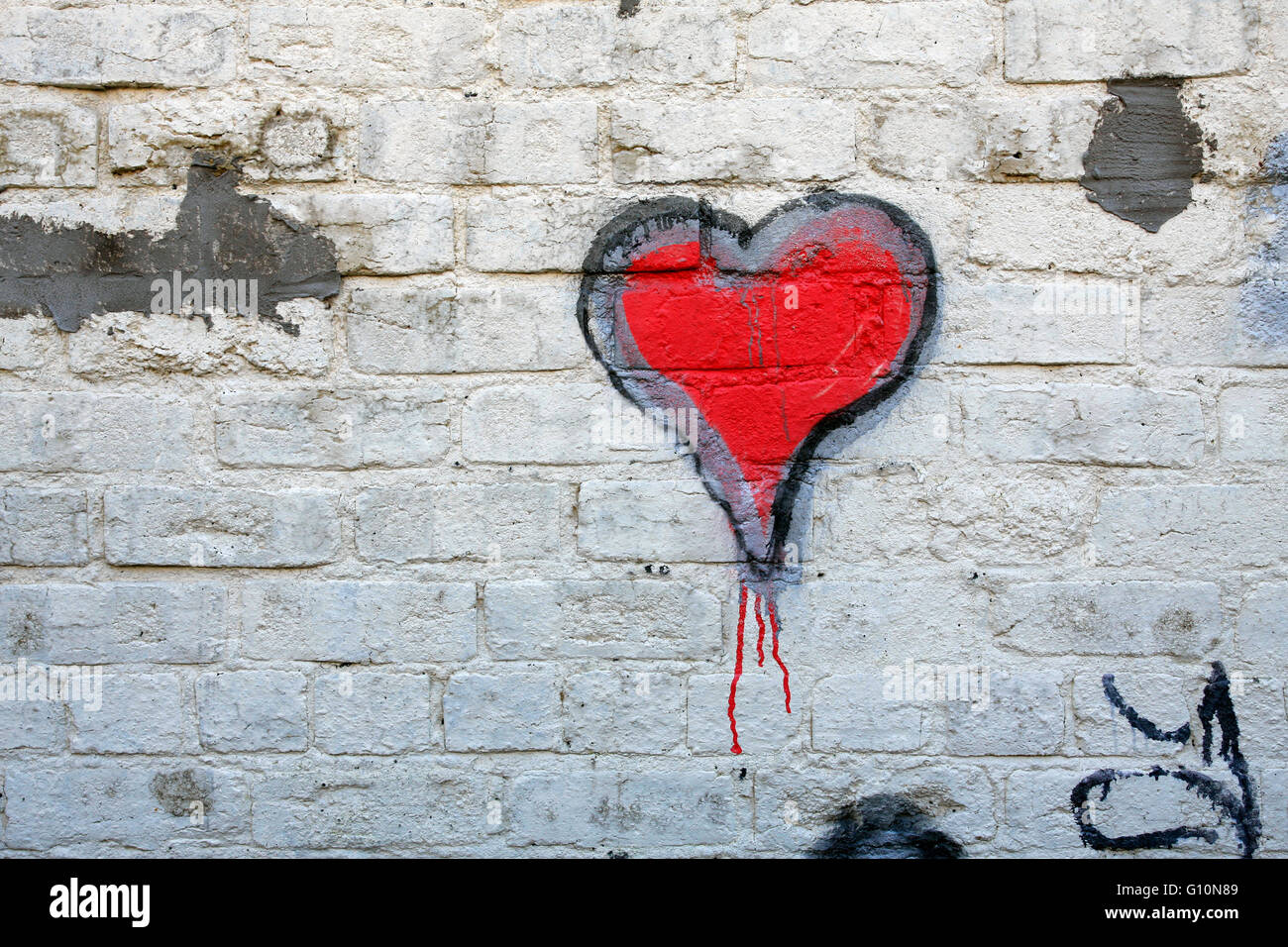 Rotes Herz Graffiti auf einem weiß getünchten Mauer Stockfoto