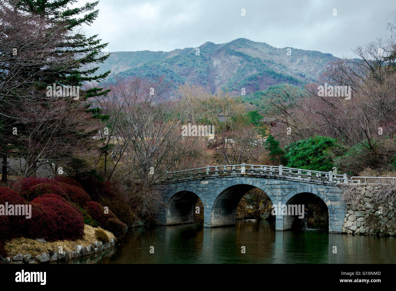 Bulguksa Tempel Gründen drei Bogenbrücke über Wasser Südkorea Stockfoto