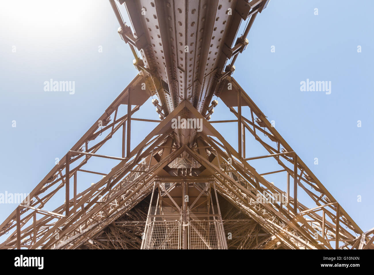 Detailansicht der Eisenrahmen des Eiffelturms in Paris, Frankreich Stockfoto