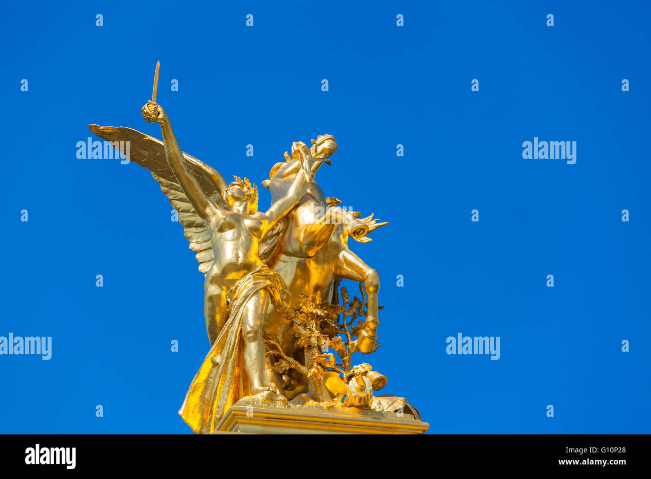 Nahaufnahme der Skulptur an der Säule auf der Brücke Pont Alexandre III, Paris, Frankreich Stockfoto