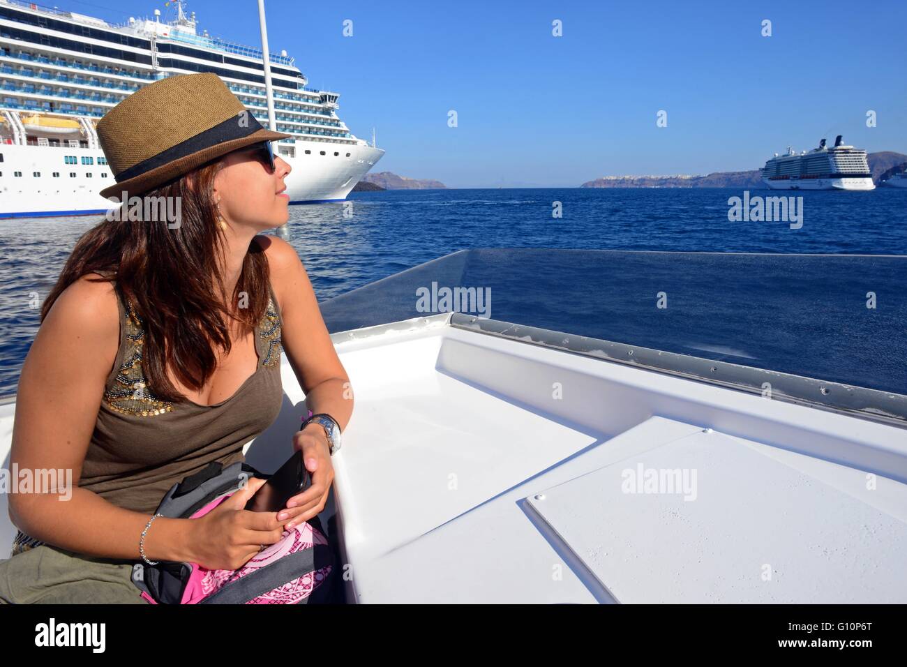 Junge Frau auf dem Boot vom Kreuzfahrtschiff in Fira, Santorini, griechische Inseln, Griechenland Stockfoto