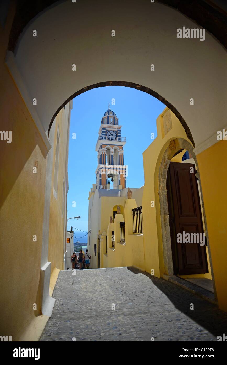 Turm der Kathedrale von St. Johannes der Täufer in Fira, Santorini, griechische Inseln, Griechenland Stockfoto