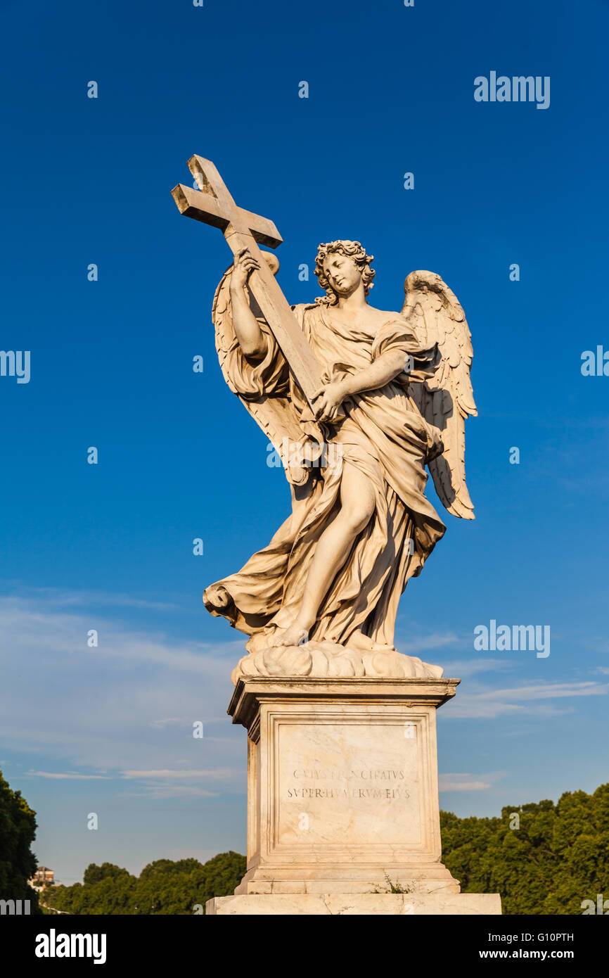 Der Engel mit Kreuz auf der Brücke vor Castel Sant'Angelo, Rom, Italien Stockfoto