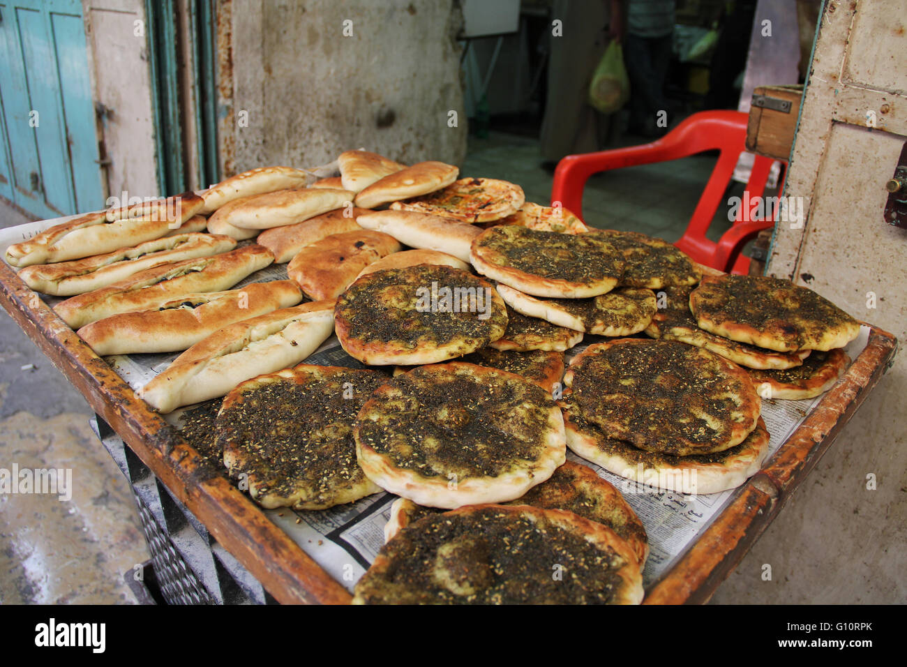 Ein Open-Air-Marktstand mit Pita-Brot im christlichen Viertel des alten Jerusalem, Israel.  Auch bekannt als der Muristan. Stockfoto