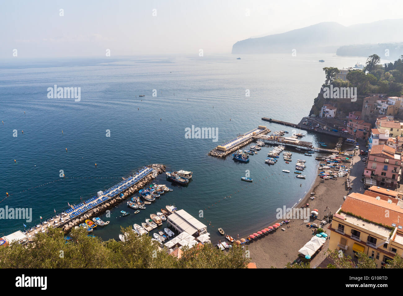 Blick auf den Hafen in Sorrent am Morgen an der Amalfiküste in Italien Stockfoto