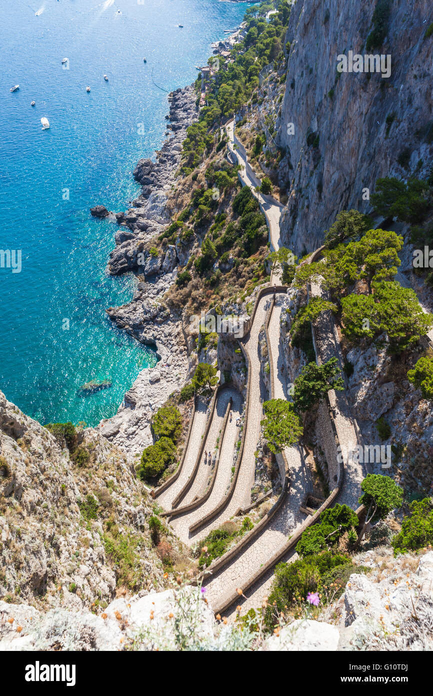 Kurvenreichen Straße auf Capri Insel, mediterrane Sae, Italien Stockfoto
