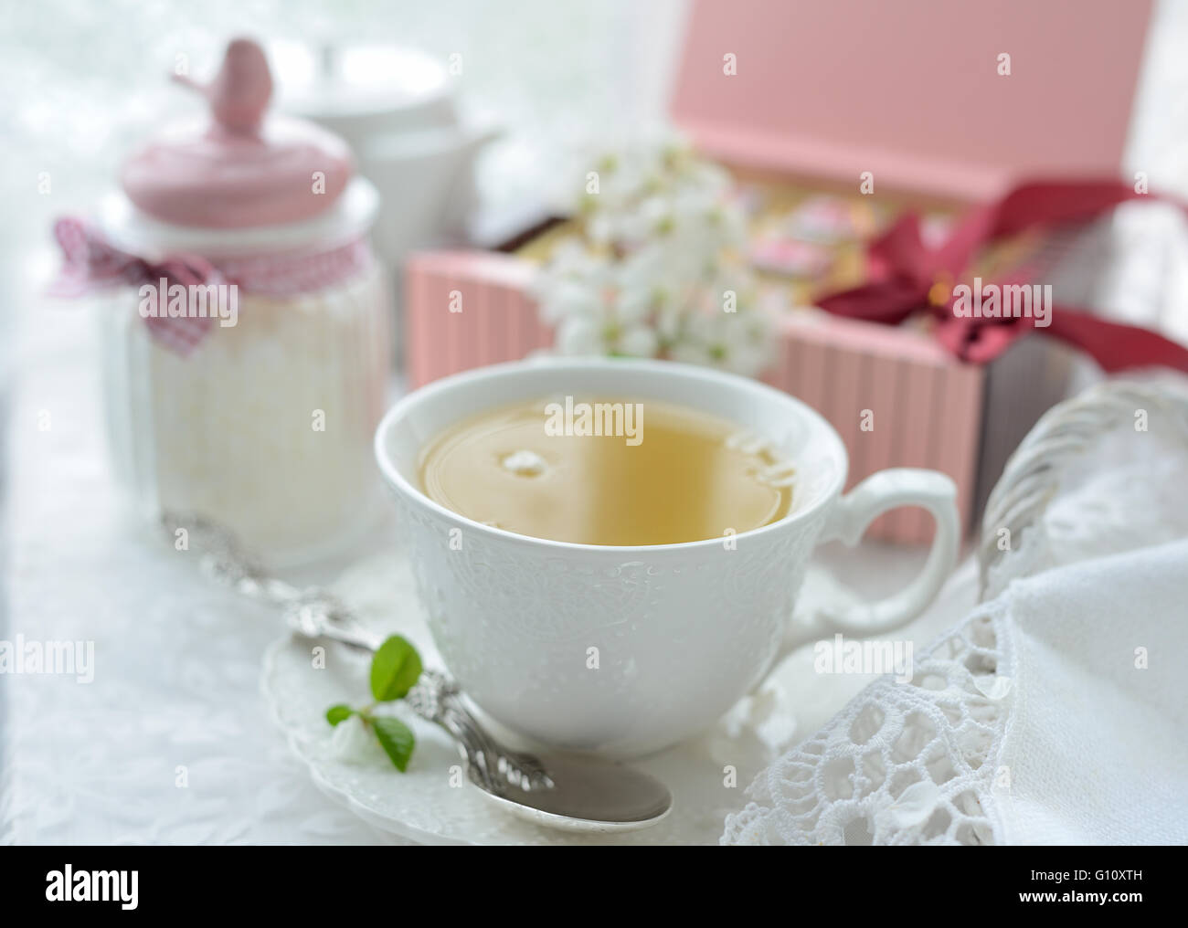 Сup Tee und blühender Zweig Stockfoto