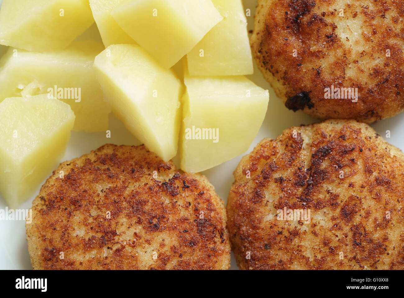 gebratenen Fisch Kuchen mit gekochten Kartoffeln zubereitet Stockfoto