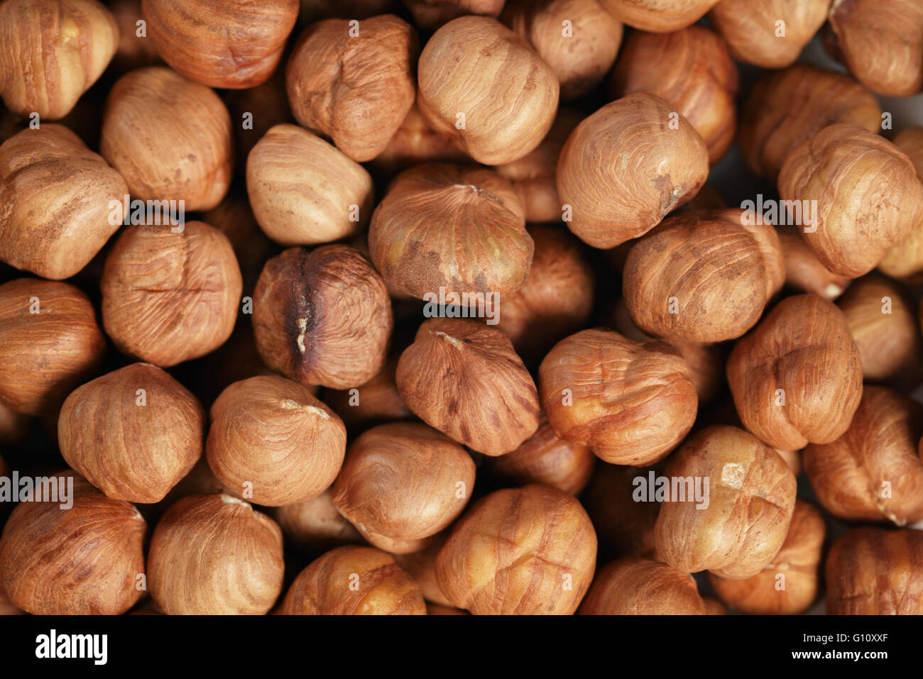 geschälte Haselnüsse direkt von oben Stockfoto