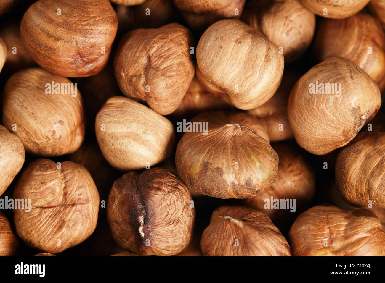 geschälte Haselnüsse direkt von oben Stockfoto
