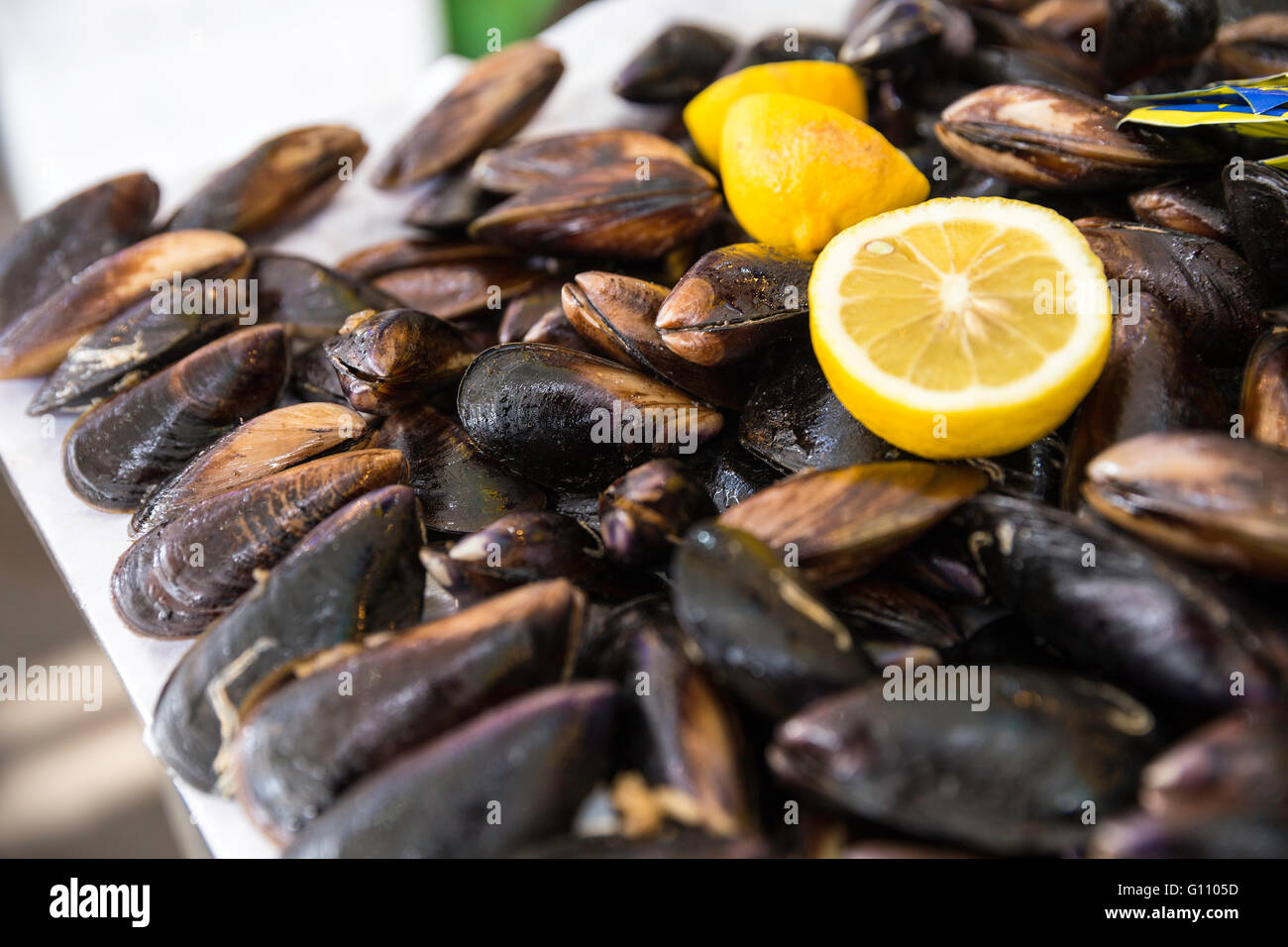 Türkischen Stil gefüllte Muscheln namens Midye Dolma auf der Bank zu verkaufen mit einem Stück Zitrone Stockfoto