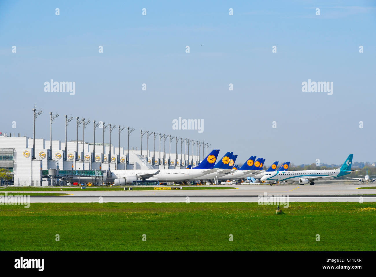2-Terminalgebäude, Flugzeuge, Flugzeug, Line-up, Satellite, Gebäude, Turm, Flughafen München, Lufthansa, LH, Stockfoto