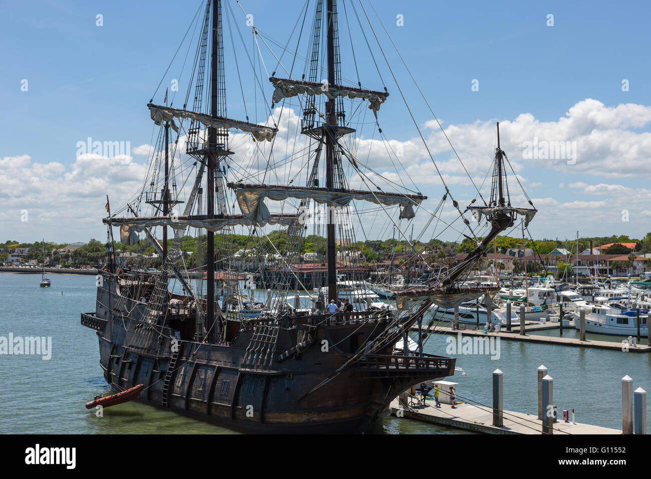 Ddie Schiff El Galeon angedockt in der Marina in St. Augustine, Florida. Die El Galeon ist ein Nachbau eines kolonialen Epoche der spanischen Galeone. Stockfoto