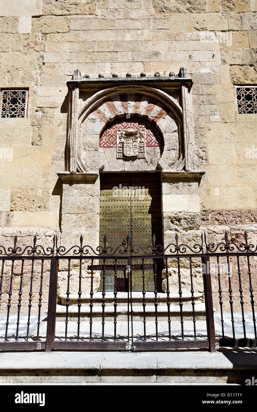 Detail von der San Miguel-Tor auf der westlichen Fassade der Moschee-Kathedrale von Córdoba, Spanien Stockfoto