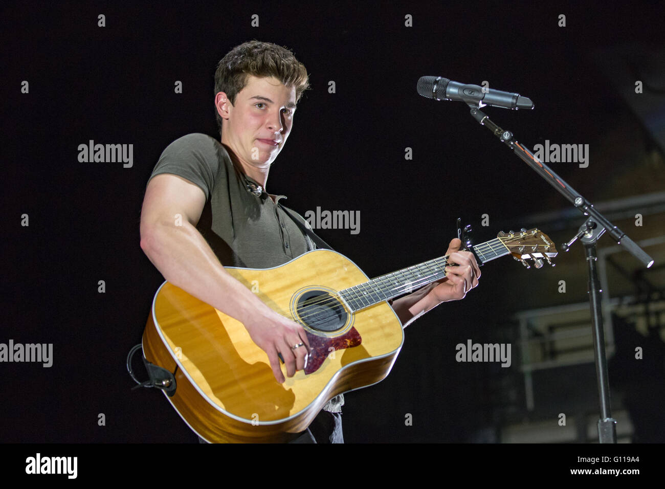 London, England. 6, Mai 2016. Shawn Mendes führt auf Eventim Apollo am 6. Mai 2016 in London, England, Shawn Peter Raul Mendes ist eine kanadische Singer-Songwriterin und Durchführung der zweiten Nacht von zwei Ausverkauf Modell zeigt bei Eventim Apollo Hammersmith.  Bildnachweis: Jason Richardson / Alamy Live News Stockfoto