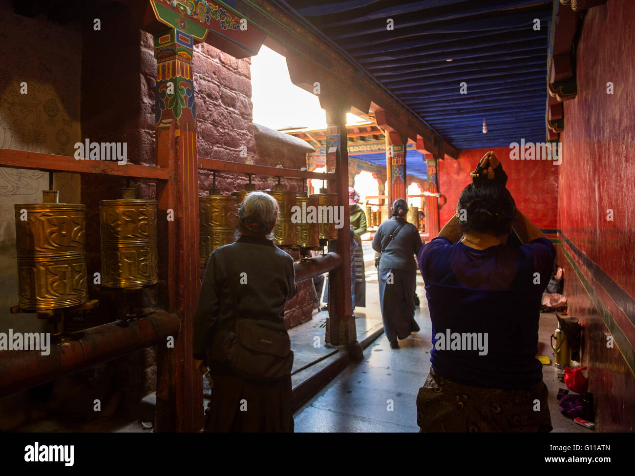 Lhasa. 7. Mai 2016. Tibetisch-buddhistischen Gläubigen gehen im Ramoche Tempel für ihre Gebete in Lhasa, Südwest-China Tibet autonome Region, 7. Mai 2016, während das Saga Dawa Festival zum Gedenken an die Geburt, Erleuchtung und Tod von Sakyamuni. Bildnachweis: Liu Dongjun/Xinhua/Alamy Live-Nachrichten Stockfoto
