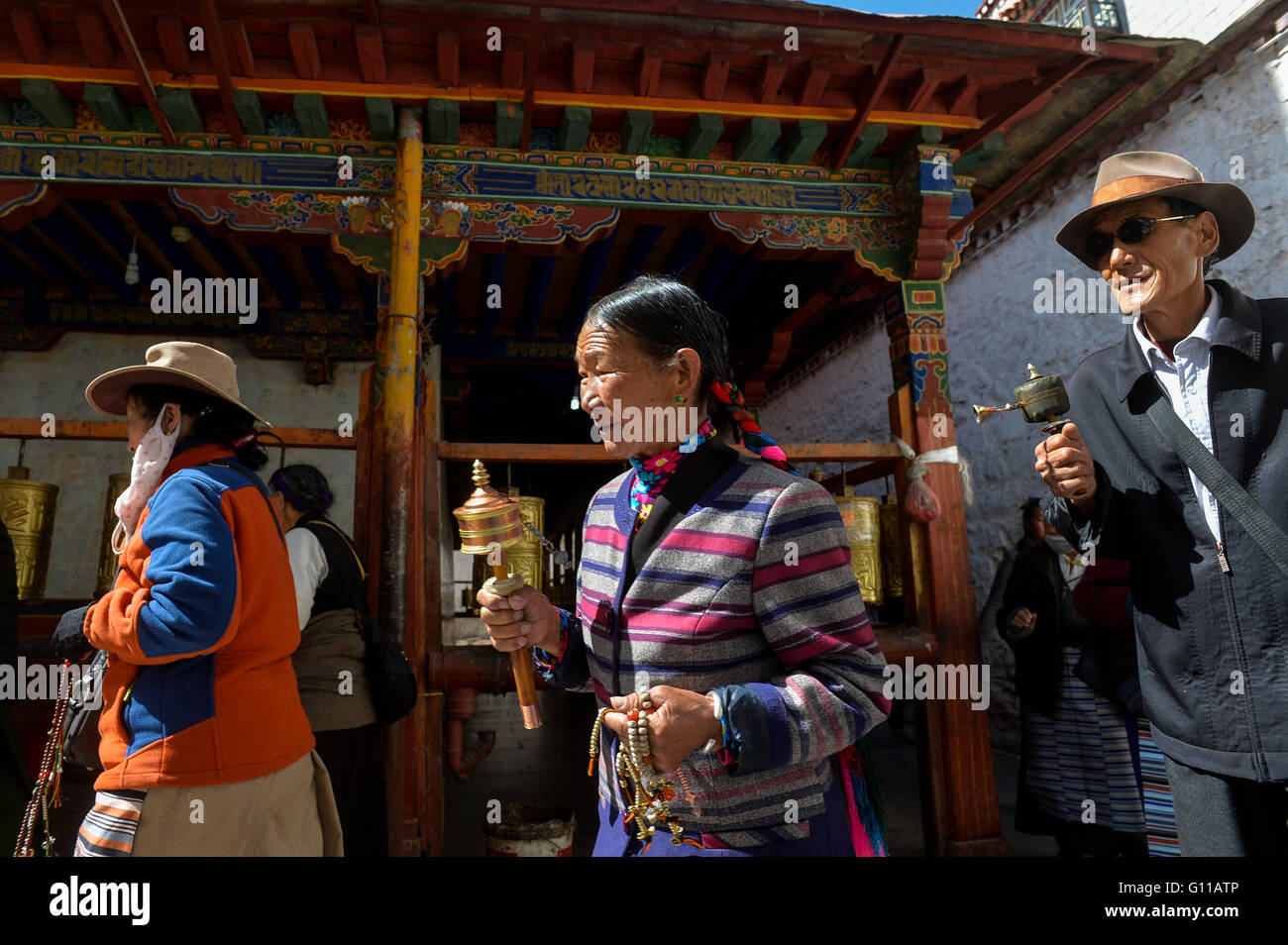 Lhasa. 7. Mai 2016. Tibetisch-buddhistischen Gläubigen gehen im Ramoche Tempel für ihre Gebete in Lhasa, Südwest-China Tibet autonome Region, 7. Mai 2016, während das Saga Dawa Festival zum Gedenken an die Geburt, Erleuchtung und Tod von Sakyamuni. Bildnachweis: Liu Dongjun/Xinhua/Alamy Live-Nachrichten Stockfoto