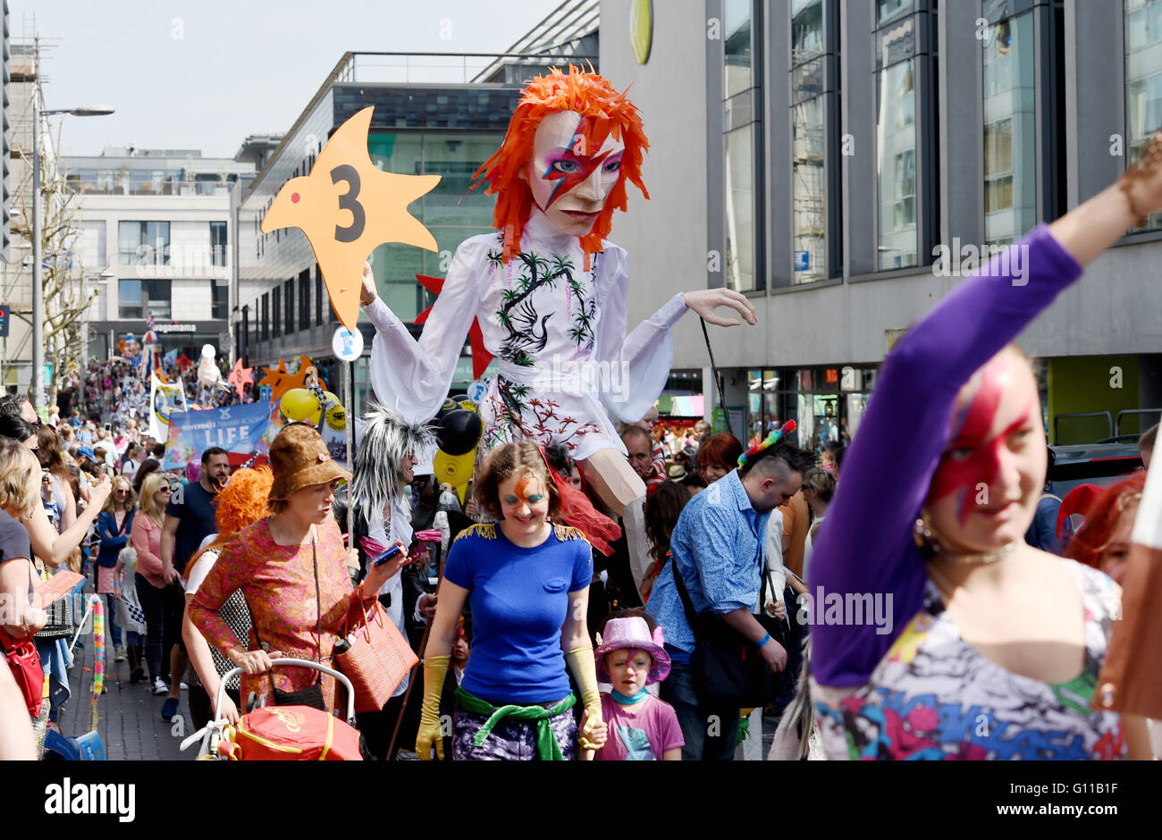 Brighton UK gehörte 7. Mai 2016 - eine riesige Marionette des Musikers David Bowie, die Anfang dieses Jahres starb der Brighton Festival Kinder Parade heute mit über 5000 Kinder teilnehmen. Die Parade wird organisiert von Community Arts Charity derselbe Himmel mit diesem Jahre Thema wird Brighton feiert Credit: Simon Dack/Alamy Live News Stockfoto