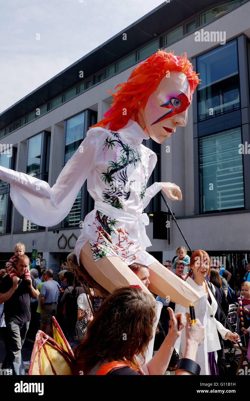 Brighton UK gehörte 7. Mai 2016 - eine riesige Marionette des Musikers David Bowie, die Anfang dieses Jahres starb der Brighton Festival Kinder Parade heute mit über 5000 Kinder teilnehmen. Die Parade wird organisiert von Community Arts Charity derselbe Himmel mit diesem Jahre Thema wird Brighton feiert Credit: Simon Dack/Alamy Live News Stockfoto