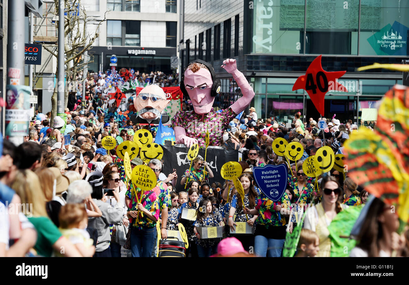Brighton, UK, 7. Mai 2016 - eine riesige Marionette von Fatboy Slim, die in der Stadt leben verbindet in den Brighton Festival Kinder Parade heute mit über 5000 Kinder teilnehmen. Die Parade wird durch Community Arts Nächstenliebe gleichen Himmel mit diesen Jahren Thema, Brighton feiert: Simon Dack/Alamy Leben Nachrichten organisiert Stockfoto