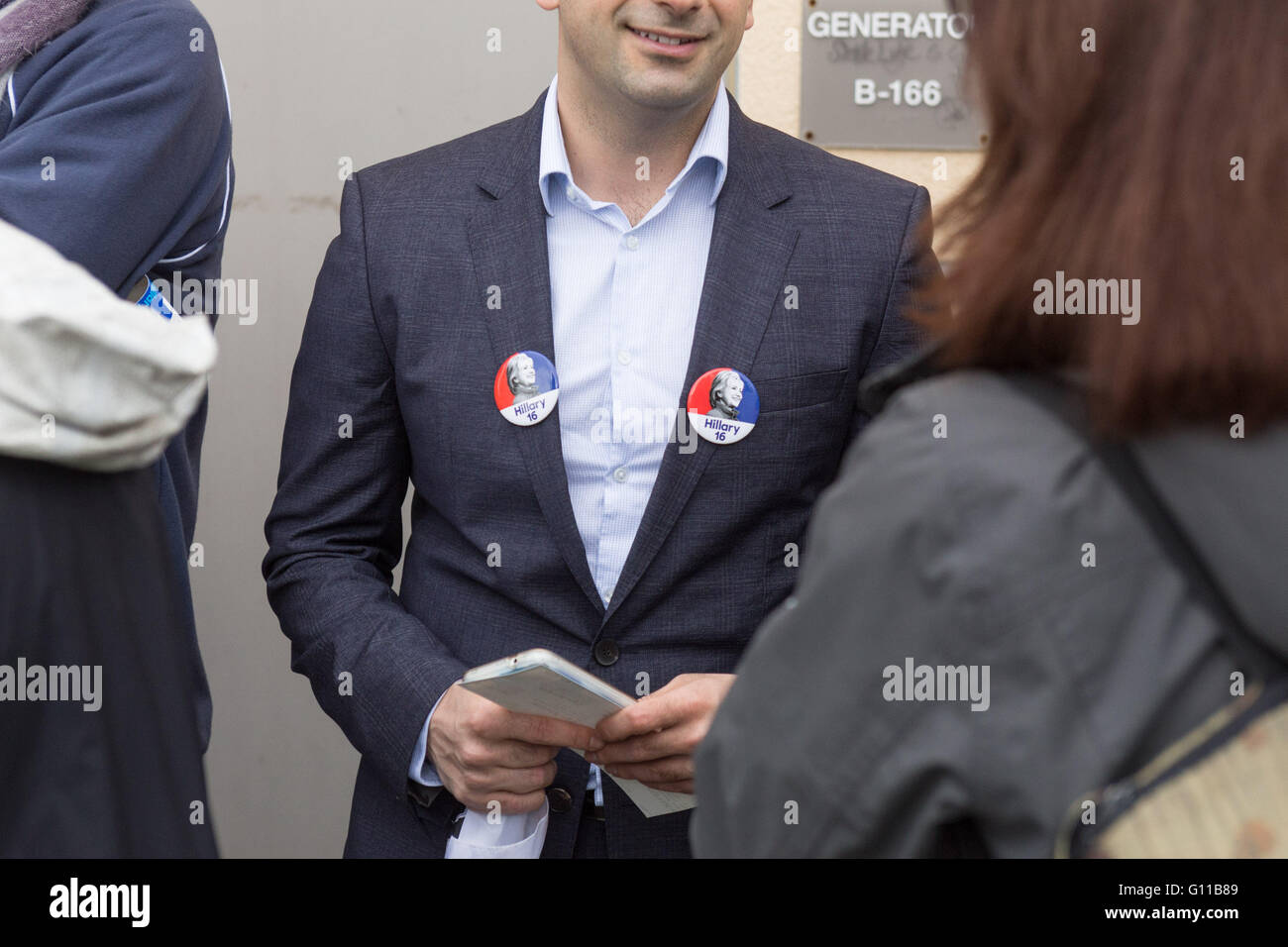 Oakland, Kalifornien, USA. 6. Mai 2016. Ein Mann mit Hillary Clinton Tasten wartet ihr Escuelita School in Oakland, CA. Kredit sprechen zu hören: John Orvis/Alamy Live News Stockfoto