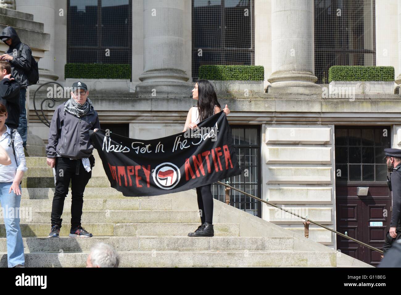 Portsmouth, UK. 7. Mai 2016. "Nazis im Meer Banner bekommen" ist außerhalb Portsmouth Guildhall aufgestellt, wie die Torte und Brei Kader ihren Protest aufzugeben. Bildnachweis: Marc Ward/Alamy Live-Nachrichten Stockfoto