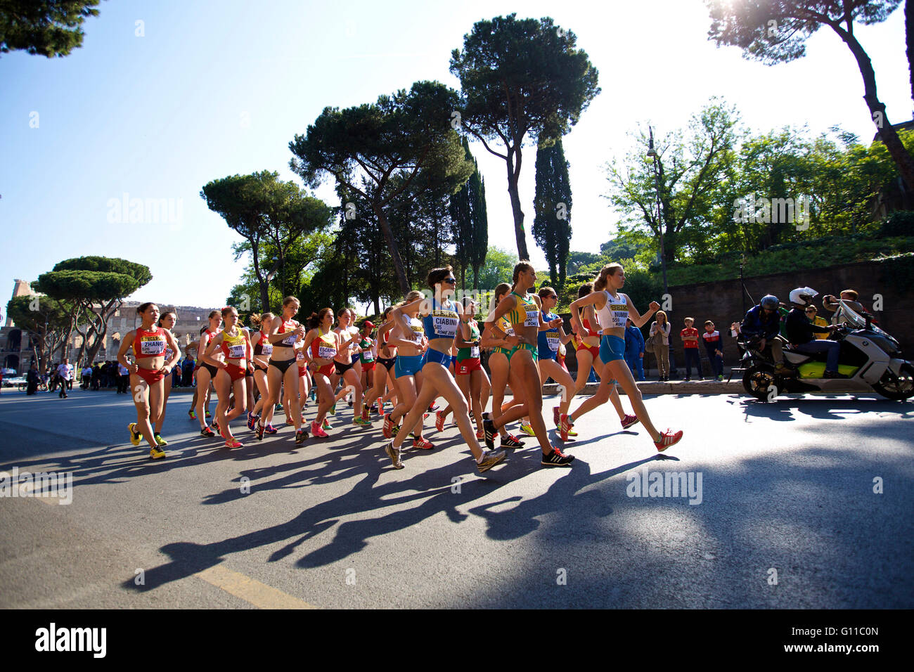 Rom, Italien. 7. Mai 2016. Während das Rennen der Frauen 10km U20 final bei der Geher-Team Weltmeisterschaften in Rom, Italien, 7. Mai 2016 messen sich Athleten. Bildnachweis: Jin Yu/Xinhua/Alamy Live-Nachrichten Stockfoto