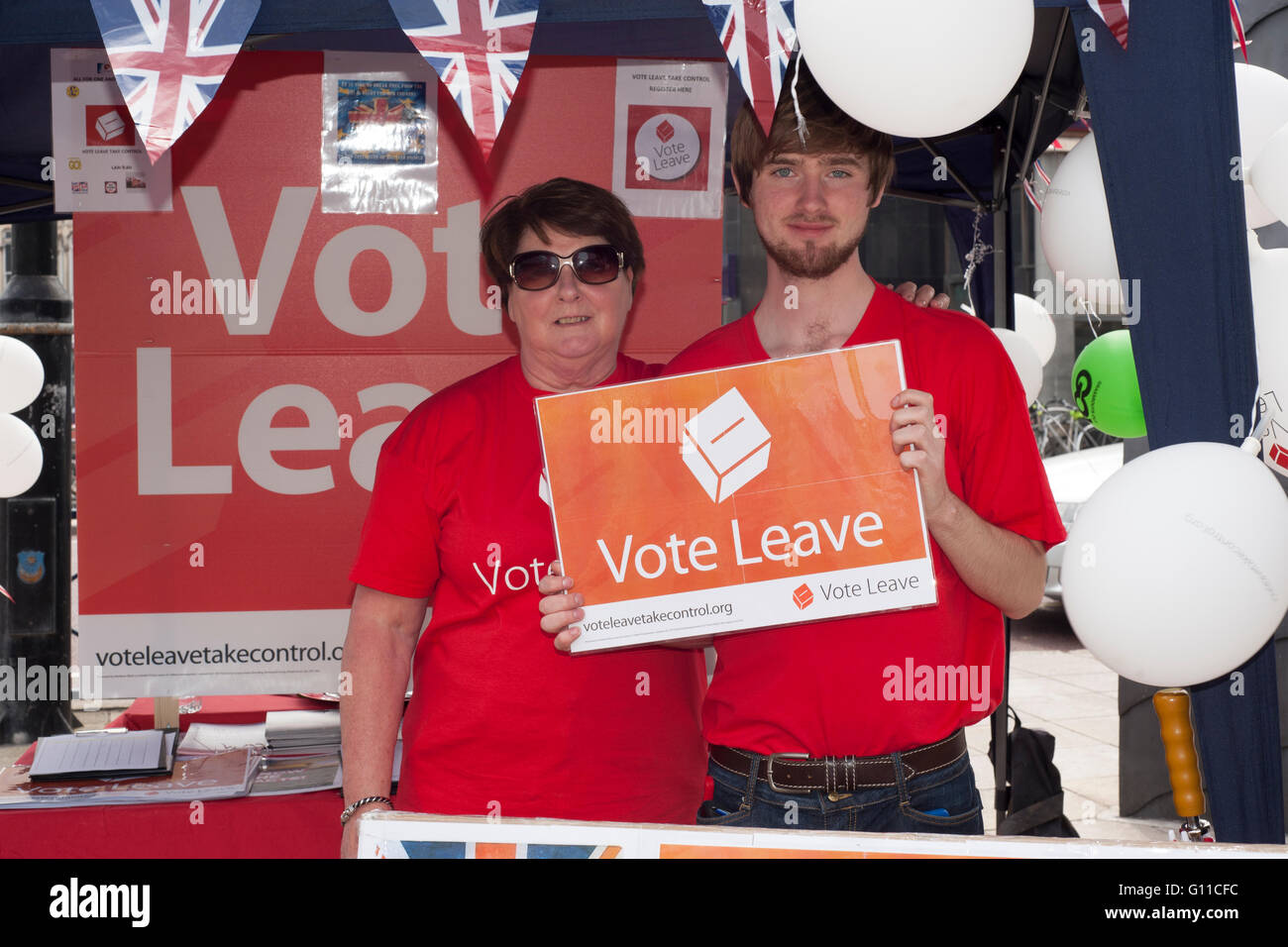 pro Brexit lassen Aktivisten bei Street stall uk Stockfoto