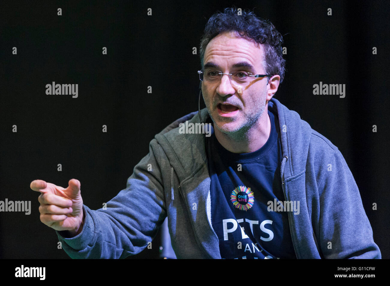 London, UK.  7. Mai 2016.  Channel 4 es Supervet, Noel Fitzpatrick, auf der Bühne.  Riesige Menschenmengen von Tierfreunden besuchen The National Pet Show im Excel Centre.  Alles von Hunden, Katzen, kleinen pelzigen Tiere Reptilien sind für die Besucher zu erfüllen. Bildnachweis: Stephen Chung / Alamy Live News Stockfoto