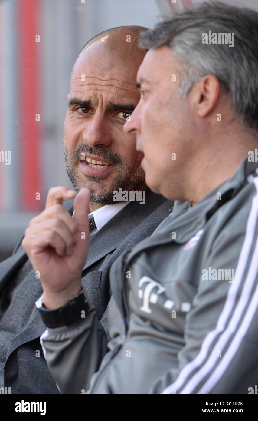 Ingolstadt, Deutschland. 7. Mai 2016. Münchens Trainer Pep Guardiola (L) spricht mit seinem Co-Trainer Domenec Torrent vor den deutschen Bundesliga-Fußballspiel zwischen FC Ingolstadt und FC Bayern München im Audi Sportpark in Ingolstadt, Deutschland, 7. Mai 2016. Foto: ANDREAS GEBERT/Dpa (EMBARGO Bedingungen - Achtung - aufgrund der Akkreditierungsrichtlinien der DFL nur erlaubt die Veröffentlichung und Nutzung von bis zu 15 Bilder pro im Internet und in Online-Medien während des Spiels Match) / Dpa/Alamy Live News Stockfoto