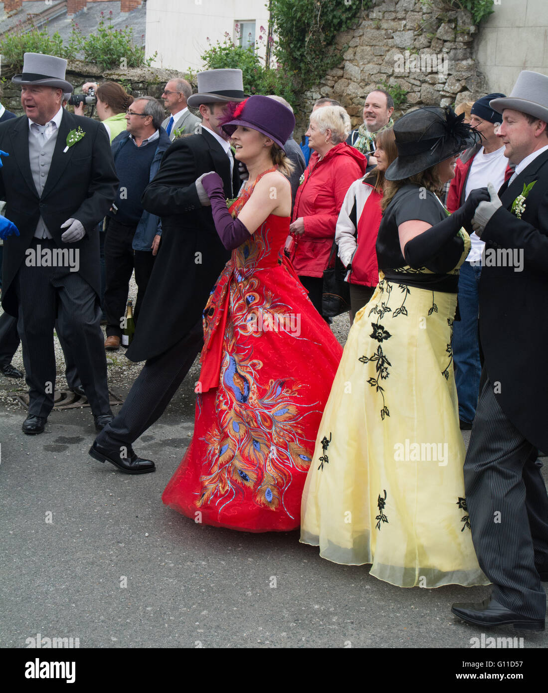 Helson, Cornwall, UK. 7. Mai 2016. Einige achtzig Paare tanzen durch die Straßen von Helston, Eintritt in ausgewählte Häuser und Geschäfte zu fahren aus der Dunkelheit des Winters und im Frühjahr Licht zu bringen. Die Musik zu den pelzigen Tanz von Helston Stadtkapelle gespielt wird, wurde in eine vocal Version "floral Dance" von den späten Sir Terry Wogan gemacht. Die bunte Festzug, bekannt als Hal eine Tow, erzählt die Geschichte der Helston mit den teilnehmenden Figuren singen über die Herausforderung der spanischen Armada, die englischen Schutzpatron St. Credit: Simon Maycock/Alamy Live News Stockfoto