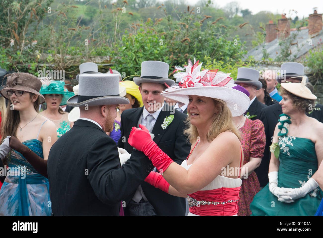 Helson, Cornwall, UK. 7. Mai 2016. Einige achtzig Paare tanzen durch die Straßen von Helston, Eintritt in ausgewählte Häuser und Geschäfte zu fahren aus der Dunkelheit des Winters und im Frühjahr Licht zu bringen. Die Musik zu den pelzigen Tanz von Helston Stadtkapelle gespielt wird, wurde in eine vocal Version "floral Dance" von den späten Sir Terry Wogan gemacht. Die bunte Festzug, bekannt als Hal eine Tow, erzählt die Geschichte der Helston mit den teilnehmenden Figuren singen über die Herausforderung der spanischen Armada, die englischen Schutzpatron St. Credit: Simon Maycock/Alamy Live News Stockfoto