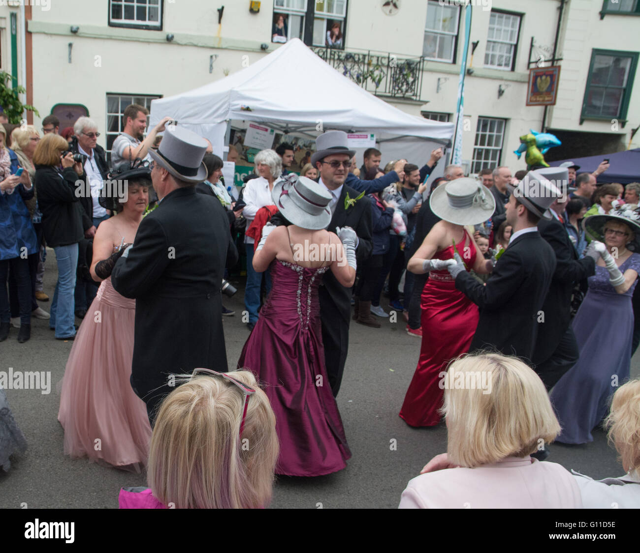 Helson, Cornwall, UK. 7. Mai 2016. Einige achtzig Paare tanzen durch die Straßen von Helston, Eintritt in ausgewählte Häuser und Geschäfte zu fahren aus der Dunkelheit des Winters und im Frühjahr Licht zu bringen. Die Musik zu den pelzigen Tanz von Helston Stadtkapelle gespielt wird, wurde in eine vocal Version "floral Dance" von den späten Sir Terry Wogan gemacht. Die bunte Festzug, bekannt als Hal eine Tow, erzählt die Geschichte der Helston mit den teilnehmenden Figuren singen über die Herausforderung der spanischen Armada, die englischen Schutzpatron St. Credit: Simon Maycock/Alamy Live News Stockfoto