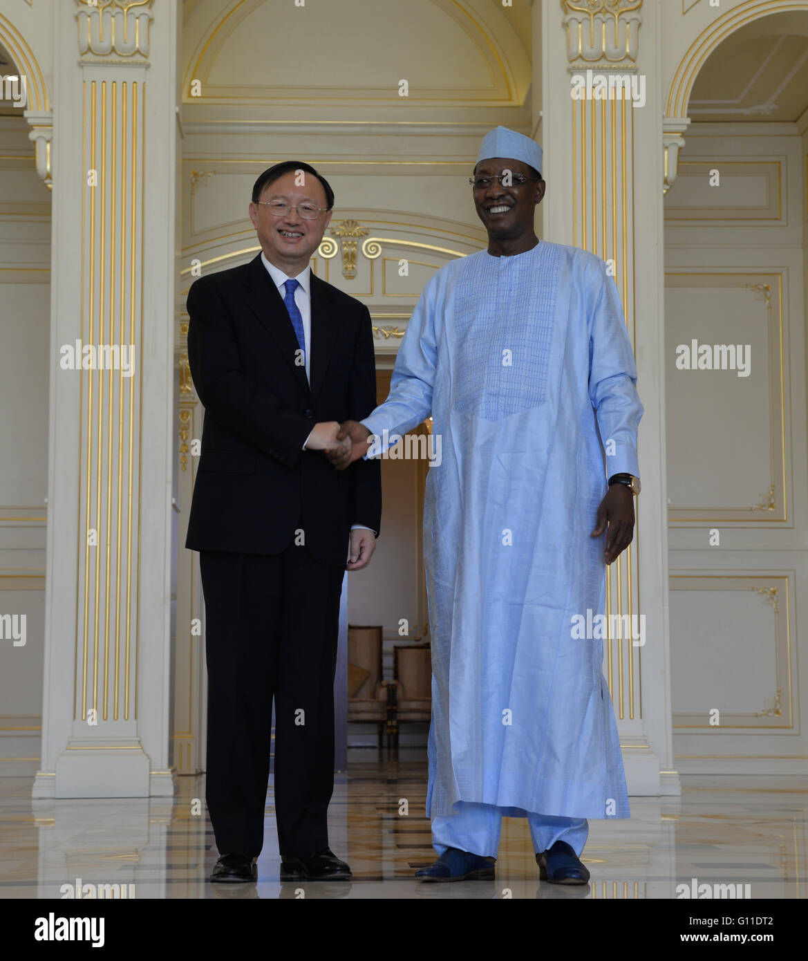 N'Djamena, Tschad. 7. Mai 2016. Chadian Präsident Idriss Deby trifft sich mit dem Besuch der chinesische Staat Hofrat Yang Jiechi in N'djamena, Tschad, 7. Mai 2016. © Huang Yanan/Xinhua/Alamy Live-Nachrichten Stockfoto