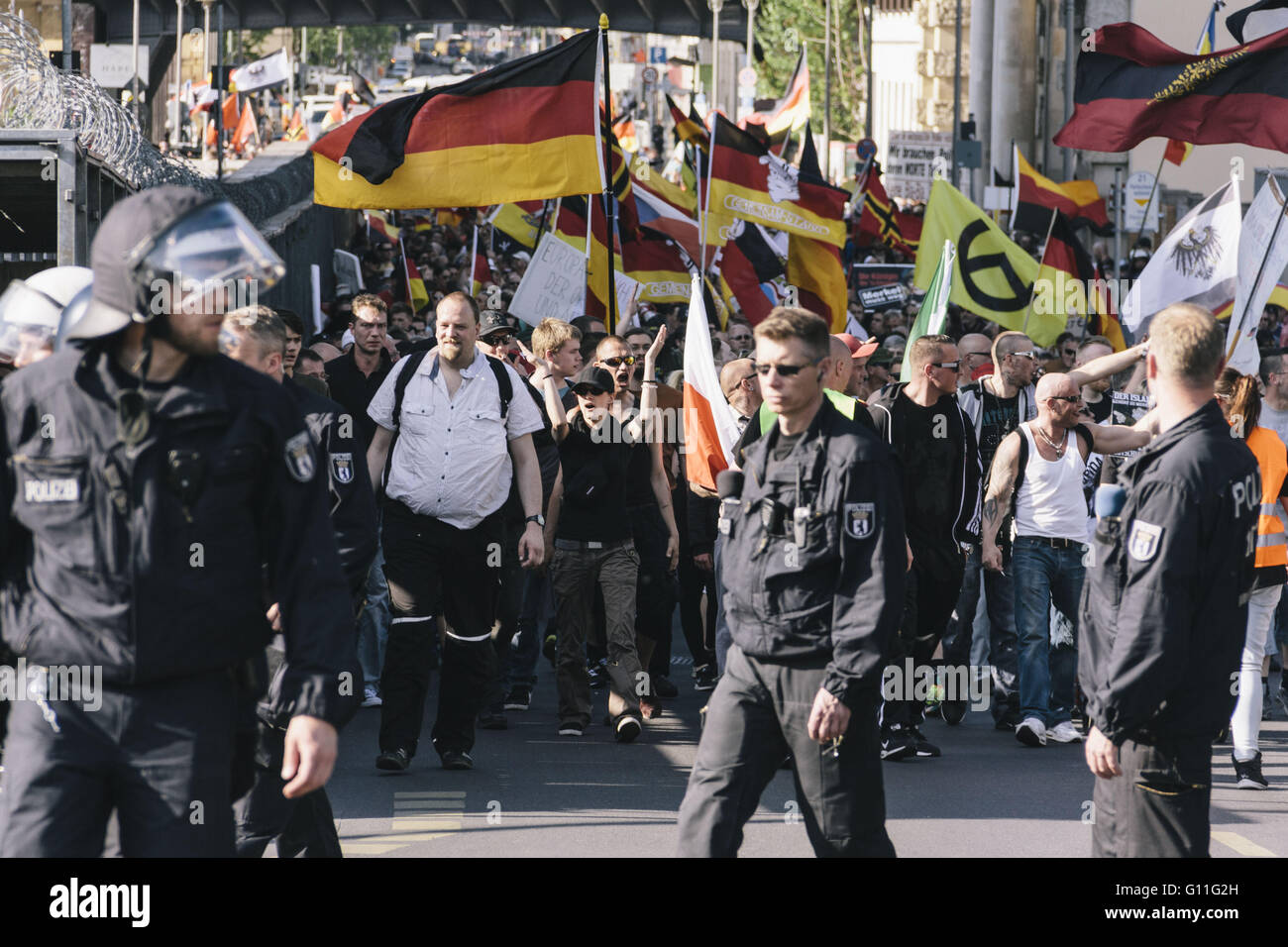 Berlin, Berlin, Deutschland. 7. Mai 2016. Demonstranten während der Rallye statt unter dem Motto "Merkel Muss Weg! [Merkel muss gehen] "organisiert von rechtsextremen Gruppe"Wir für Berlin & wir für Deutschland"Credit: Jan Scheunert/ZUMA Draht/Alamy Live News Stockfoto