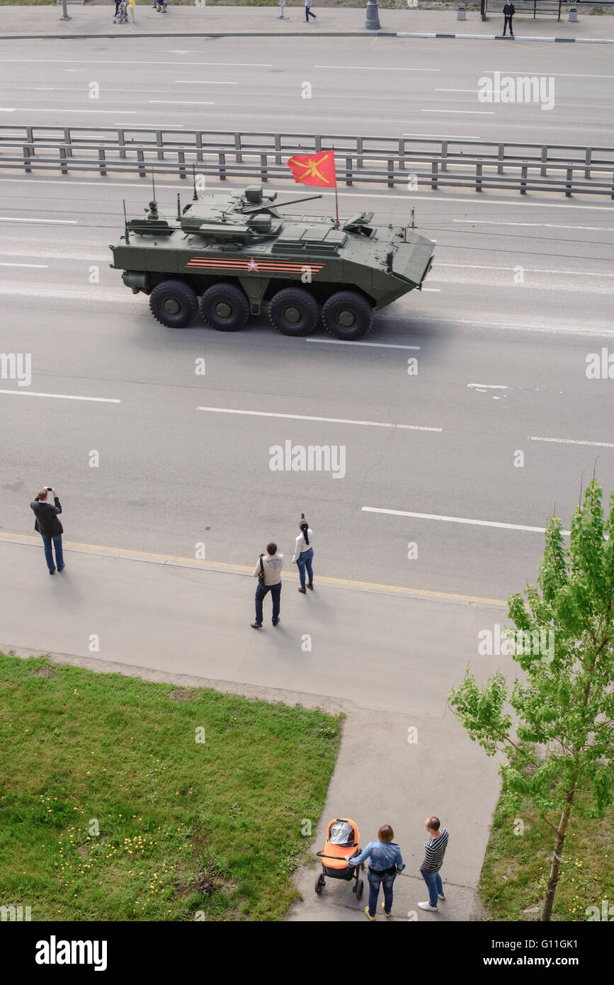 Russland. 7. Mai 2016. Paar mit Baby beobachten Militäreinheiten marschieren. Militärische Technik kommen wieder nach Basisstandort von allgemeinen Sieg Parade Tryout durch Moskauer Straße - Zvenigorodskoe Chaussee 7 kann 2016 Credit: Dmitry Evteev/Alamy Live News Stockfoto