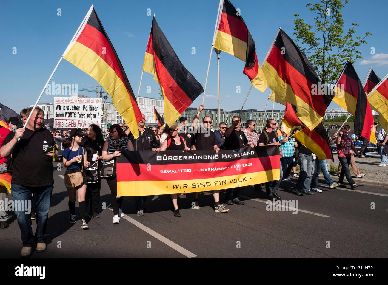 Berlin, Deutschland. 7. Mai 2016. Rechtsextreme Demonstranten marschieren demonstrieren gegen den Islam, Flüchtlinge und Angela Merkel in Mitte Berlin. Demonstranten forderten, dass Bundeskanzlerin Angela Merkel Stand unten wegen so große Zahl von Flüchtlingen und Migranten nach Deutschland einreisen. Bildnachweis: Iain Masterton/Alamy Live-Nachrichten Stockfoto