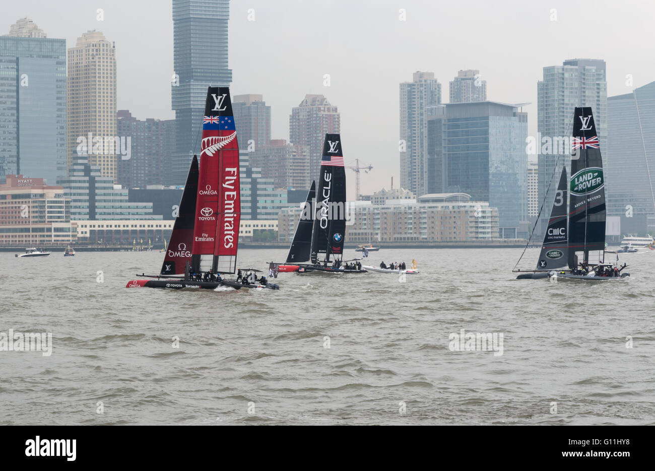 2016 America Cup World Series auf dem Hudson River in New York City: Land Rover BAR GB, Oracle USA und Emirates New Zealand Teams racing. Stockfoto