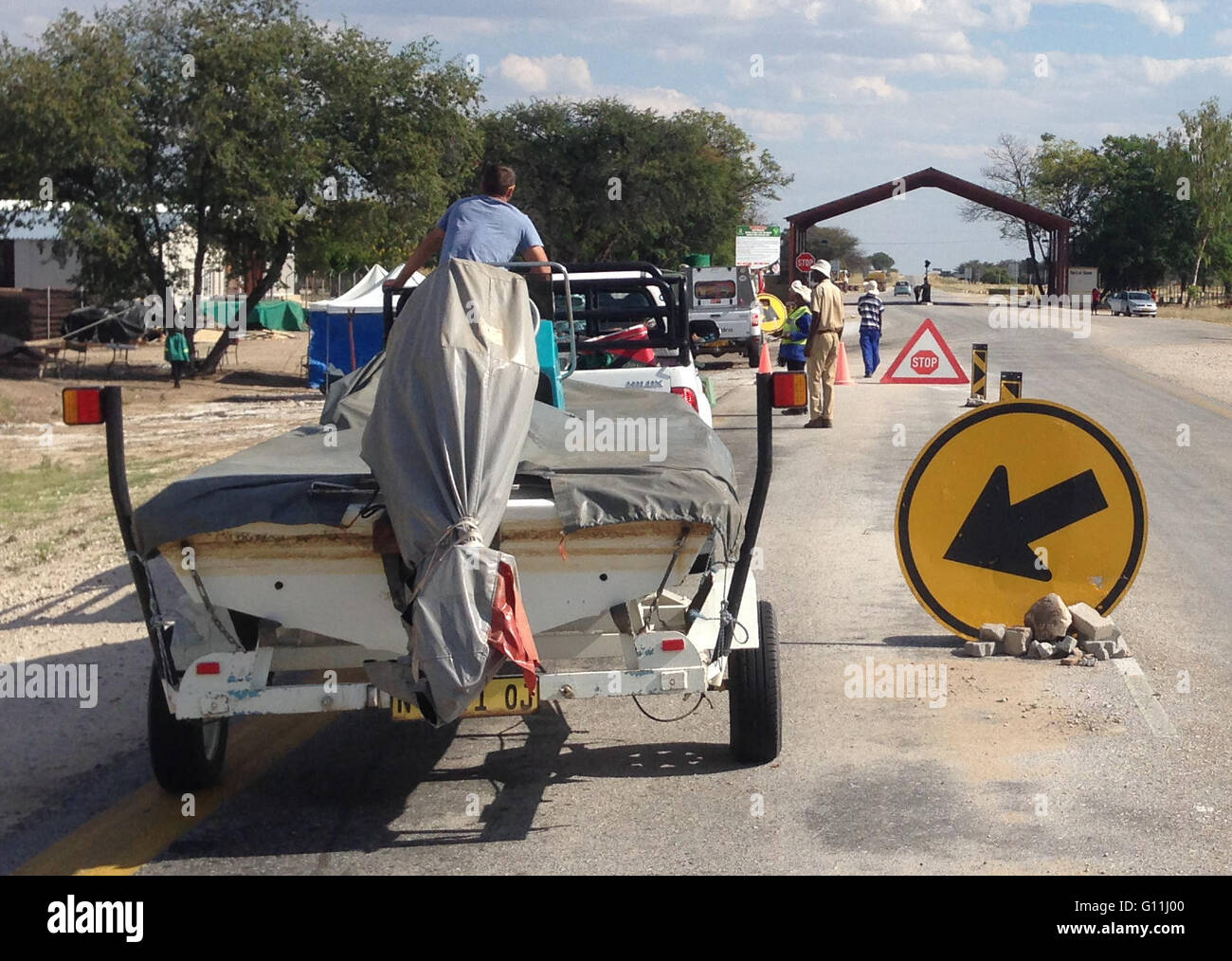 (160507) - WINDHOEK, Mai 7 (Xinhua)--Fahrzeuge warten zur Verhinderung der Ausbreitung von Fuß - und - Klauenseuche an einem Kontrollpunkt nördlich von Grootfontein im nördlichen Teil Namibias auf 6. Mai 2016 überprüft werden. Namibische Rindfleisch wird bald geben Sie den chinesischen Markt macht Namibia das erste afrikanische Land, entbeintem Fleisch nach China zu exportieren. (Xinhua/Wu Changwei) Stockfoto