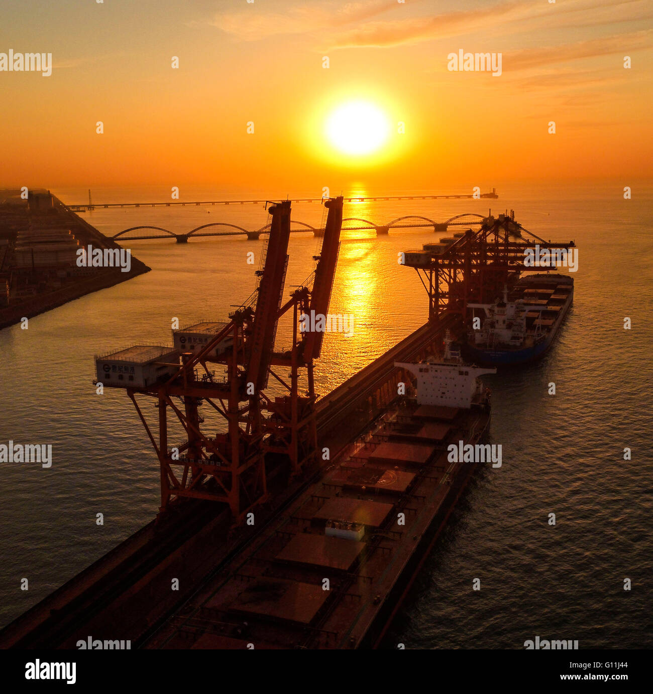 Tangshan. 7. Mai 2016. Foto am 7. Mai 2016 zeigt die Landschaft der Sonnenaufgang am Caofeidian Hafen in Tangshan, Nordchinas Provinz Hebei. Caofeidian ist eine wirtschaftliche Entwicklungszone in der Bohai-Bucht, etwa 200 Kilometer östlich von Peking, die Hauptstadt von China. © Liu Mancang/Xinhua/Alamy Live-Nachrichten Stockfoto