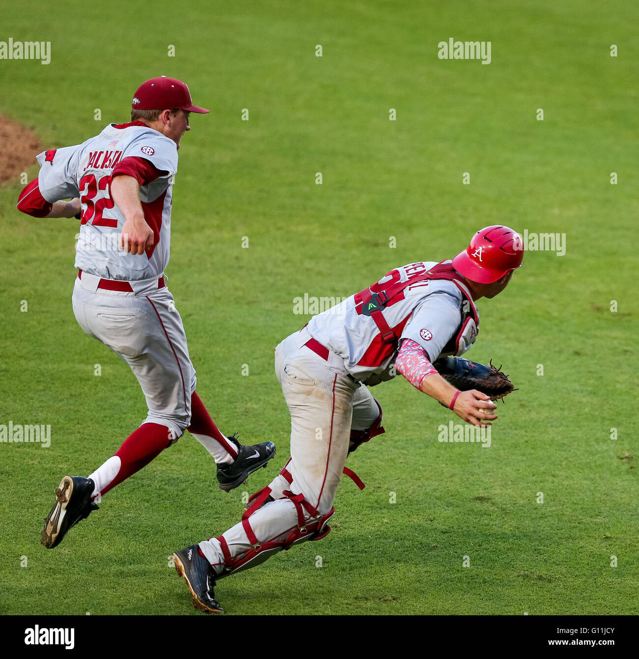 Baton Rouge, LA, USA. 7. Mai 2016. Arkansas Razorbacks Catcher Tucker Pennell (27) wirft den bunted Ball zum ersten Base während des Spiels zwischen der LSU Tigers und die Arkansas Razorbacks Alex Box-Stadion in Baton Rouge, Louisiana Stephen Lew/CSM/Alamy Live-Nachrichten Stockfoto