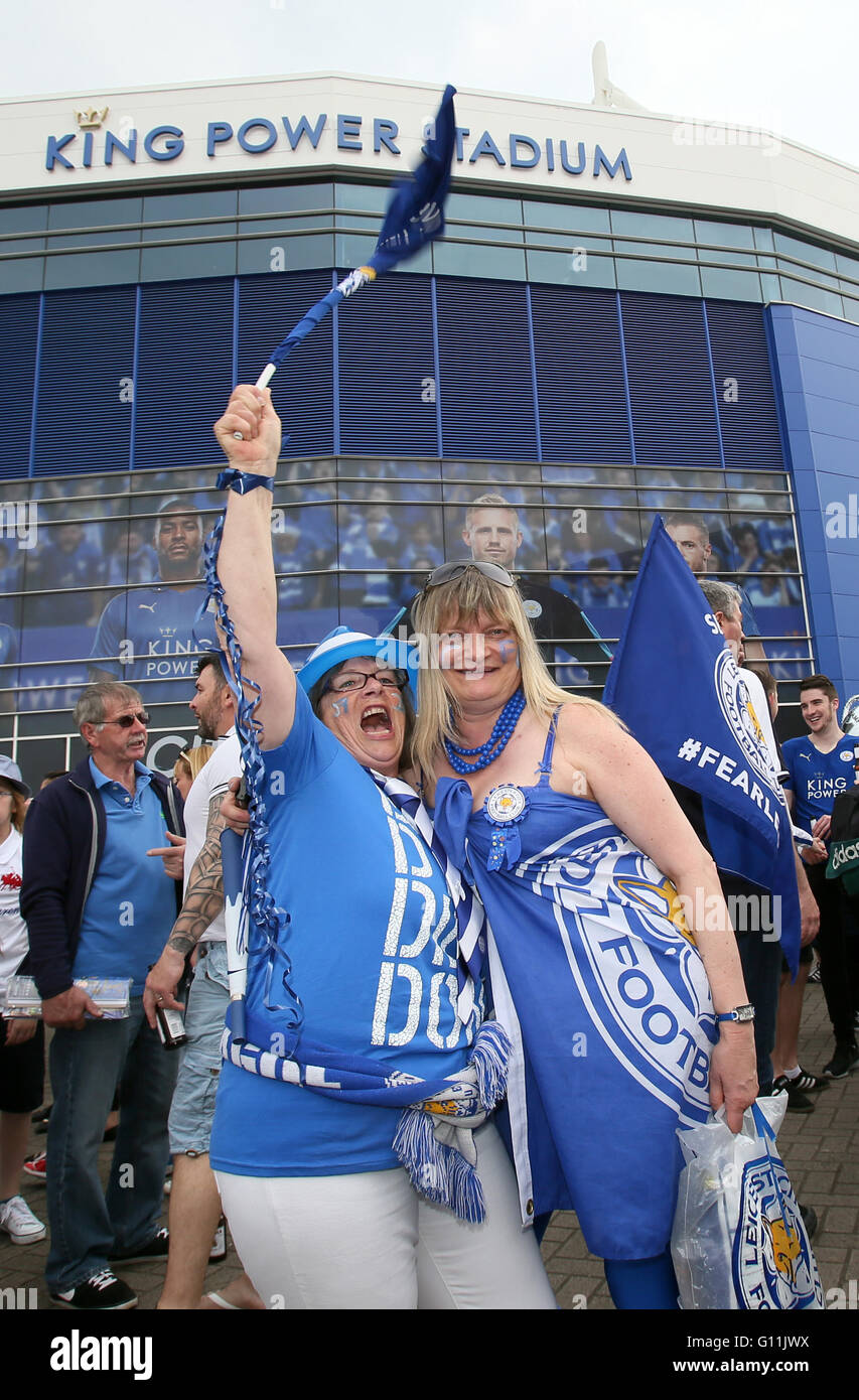 Leicester. 7. Mai 2016. Leicester City-Fans feiern den Premier League Titelgewinn vor King Power Stadium in Leicester, England am 7. Mai 2016. Bildnachweis: Han Yan/Xinhua/Alamy Live-Nachrichten Stockfoto