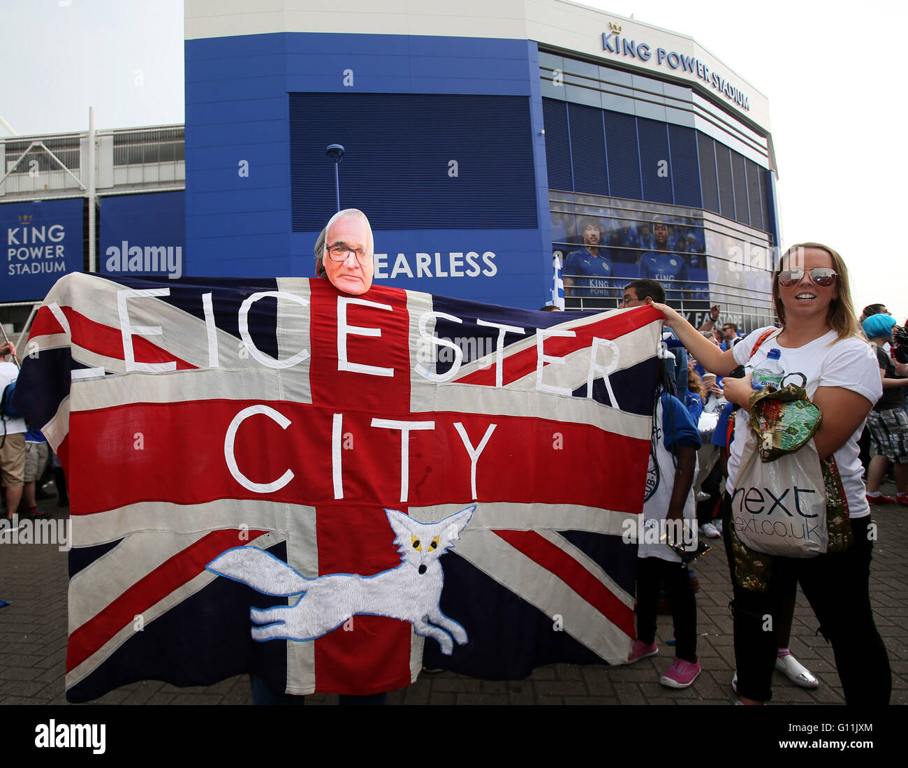 Leicester. 7. Mai 2016. Leicester City-Fans feiern den Premier League Titelgewinn vor King Power Stadium in Leicester, England am 7. Mai 2016. Bildnachweis: Han Yan/Xinhua/Alamy Live-Nachrichten Stockfoto