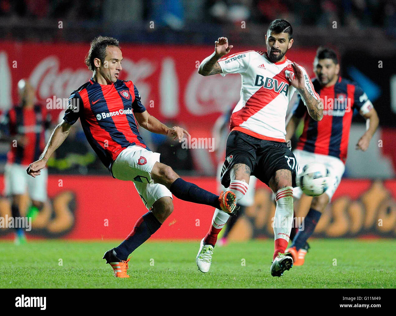 Buenos Aires, Argentinien. 7. Mai 2016. River Plate Luis Oscar Gonzalez (R) wetteifert um den Ball im Spiel gegen San Lorenzo aus der First Division Argentina im Pedro Bidegain Stadium in Buenos Aires, der Hauptstadt von Argentinien, am 7. Mai 2016. San Lorenzo gewann das Spiel 2: 1. © Victor Carreira/TELAM/Xinhua/Alamy Live-Nachrichten Stockfoto